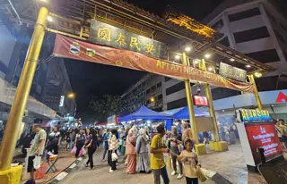 Koste dich durch den Api-Api Nachtmarkt