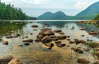 Beobachte den warmen Sonnenuntergang vom Cadillac Mountain