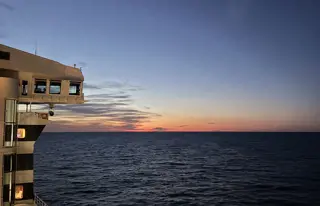 Erlebe den Sonnenuntergang auf hoher See