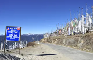 Fahre auf verkehrsarmen Passstrassen durch Bhutan