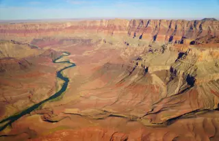 Bestaune die Weite des Grand Canyon aus der Vogelperspektive