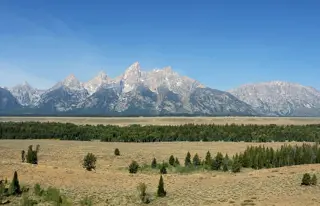 Fahre durch die imposante Berglandschaft dieses Geheimtipps