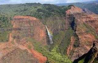 Bestaune die Wasserfälle im Waimea Canyon von Kauai