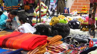 Einkaufen am traditionellen Otavalo Markt